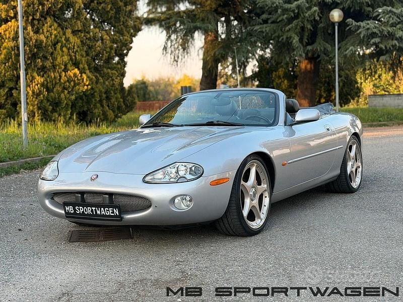 Usata Jaguar XKR Supercharged 363 CV (266 kW) 2003 Grigio Cabrio