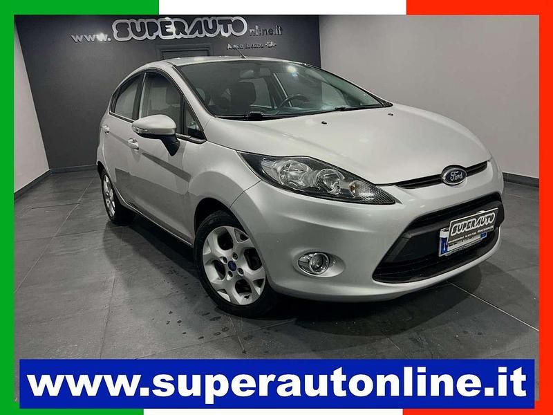Usata Ford Fiesta Titanium 70 CV (51 kW) 2013 Argento Berlina
