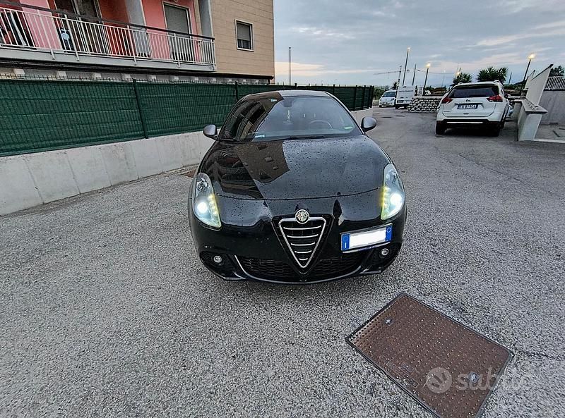 Nero Usata 2013 Alfa Romeo Giulietta Due volumi | 5500 € (Buon prezzo) - Immagine 1/4