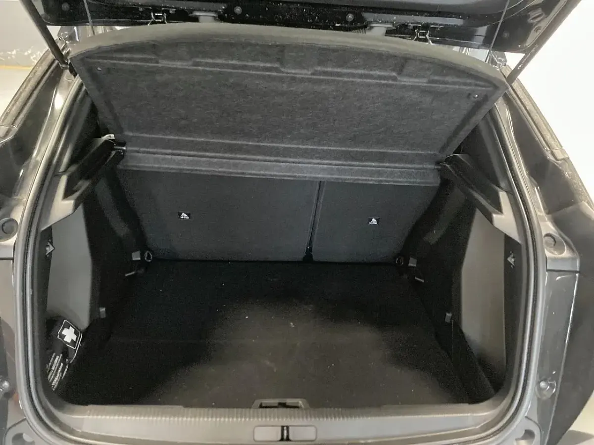 Usata Peugeot e-2008 Active 100 kW (136 CV) 2021 Nero SUV