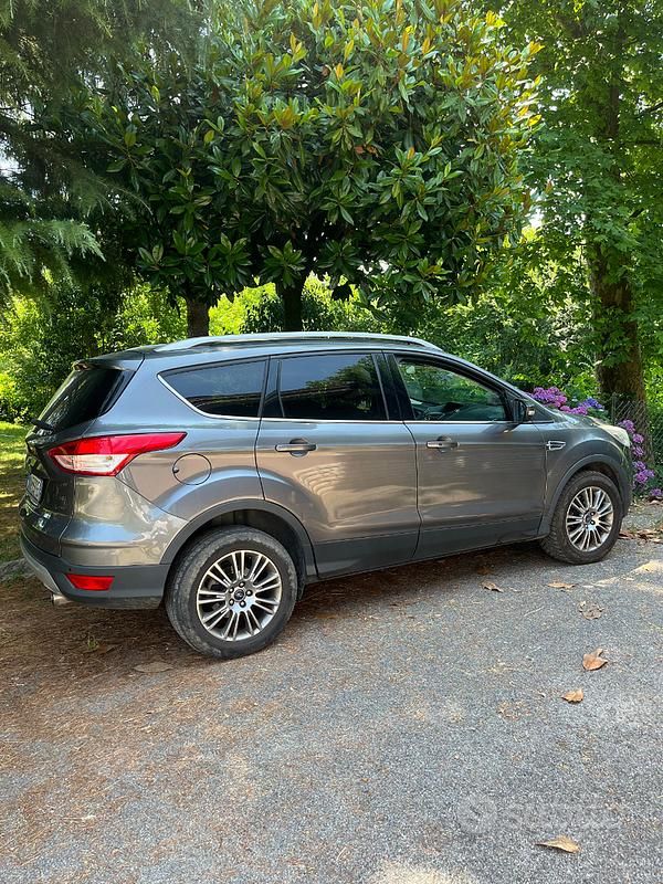 Usata Ford Kuga 140 CV (102 kW) 2014 Grigio SUV