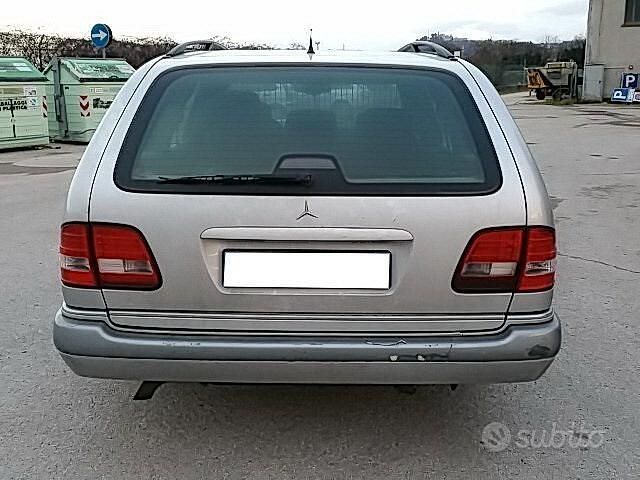 Usado Mercedes E200 Elegance 136 CV (100 kW) 1996 Gris Familiar