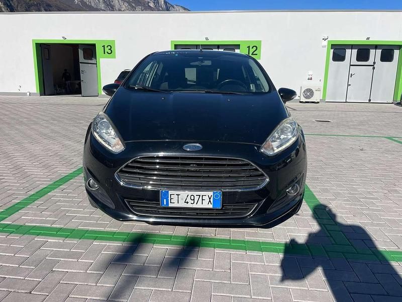 Nero Usata 2013 Ford Fiesta Titanium Tre volumi | 5300 € (Buon prezzo) - Immagine 1/4