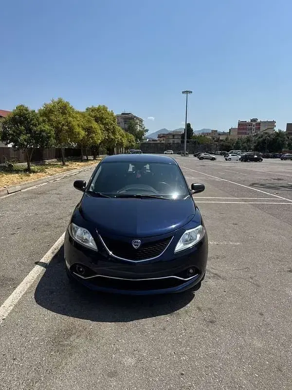 Usata Lancia Ypsilon Gold 95 CV (69 kW) 2017 Blu/azzurro Utilitaria