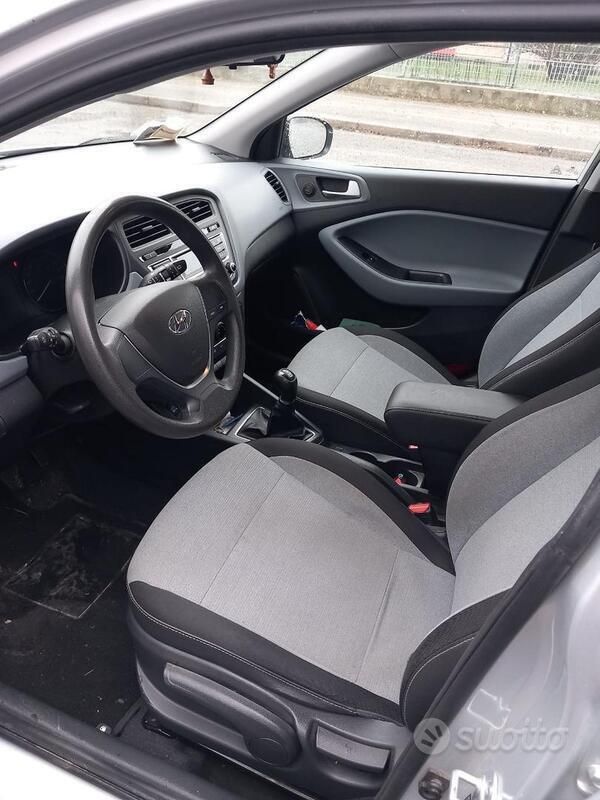 Usata Hyundai i20 84 CV (61 kW) 2015 Grigio Berlina
