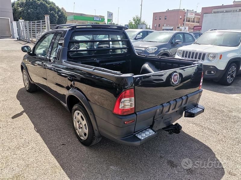 Usata Fiat Strada 84 CV (61 kW) 2010 Nero Pick-up