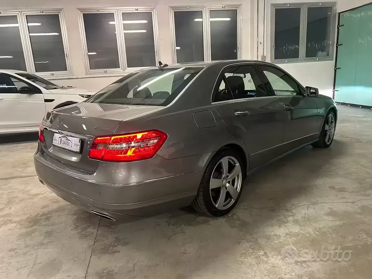 Usata Mercedes E350 AMG 265 CV (194 kW) 2011 Grigio Berlina