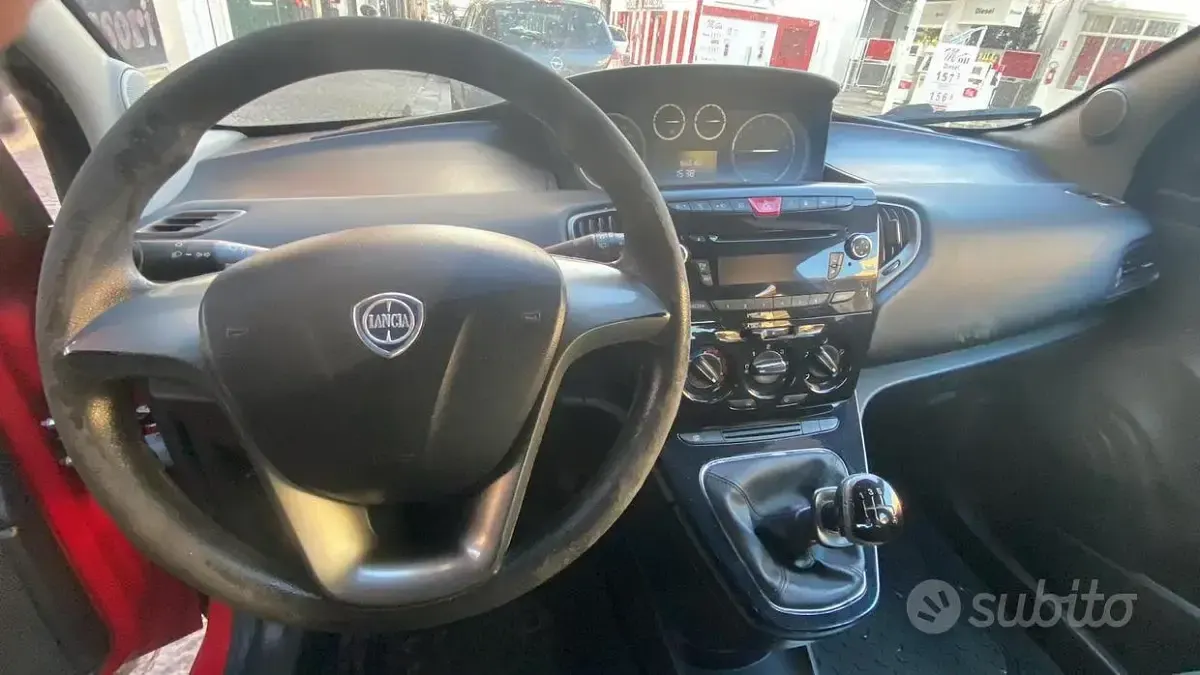 Usata Lancia Ypsilon 69 CV (50 kW) 2016 Rosso Utilitaria