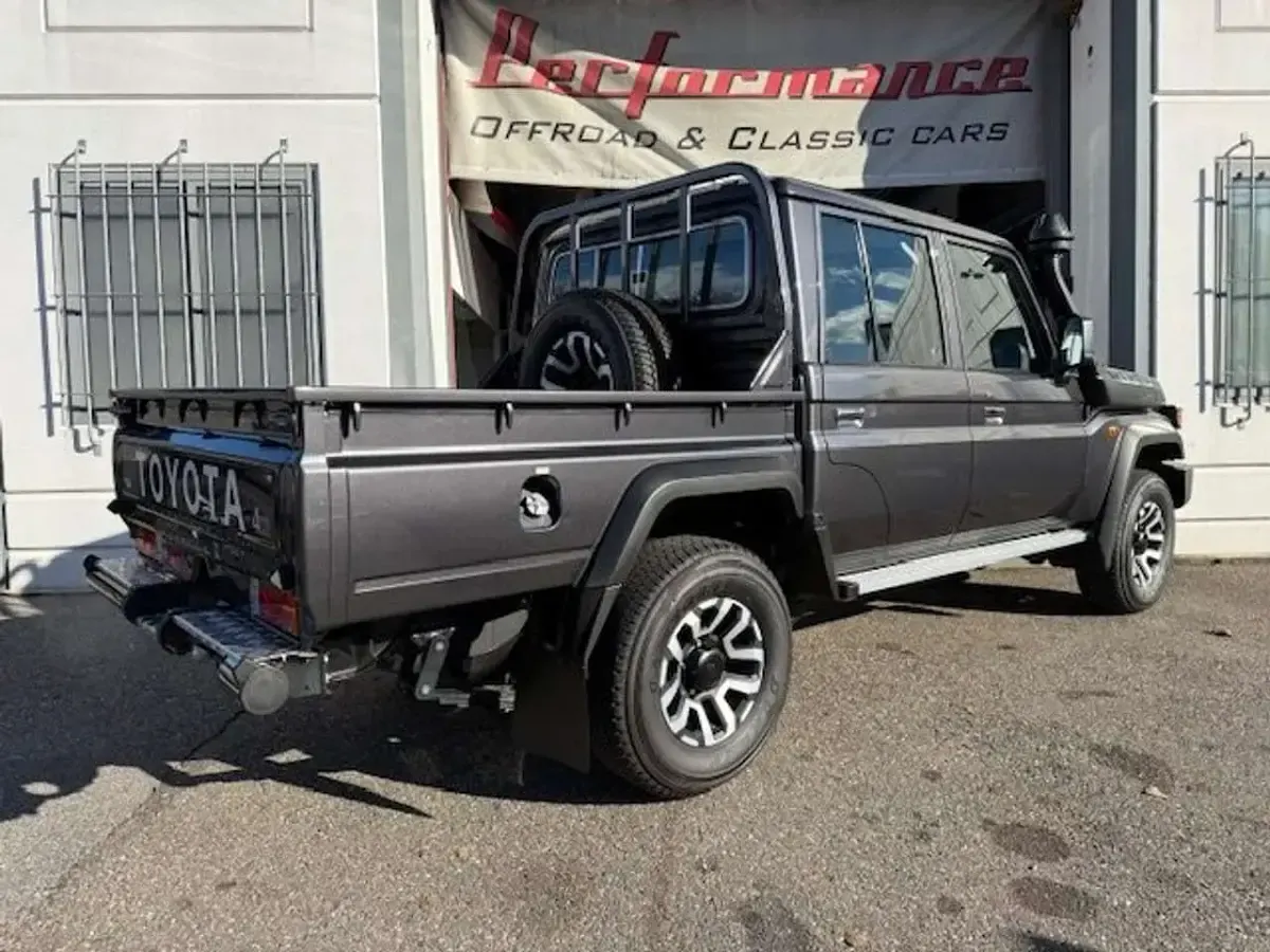 Nuova Toyota Land Cruiser 231 CV (169 kW) 2025 Grigio SUV