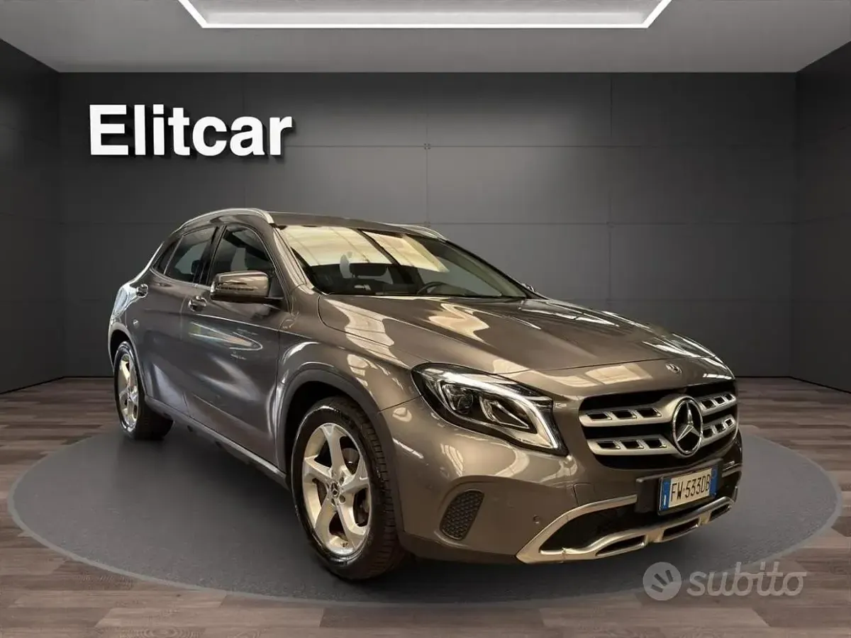 Usata Mercedes GLA180 109 CV (80 kW) 2018 Grigio montagna SUV