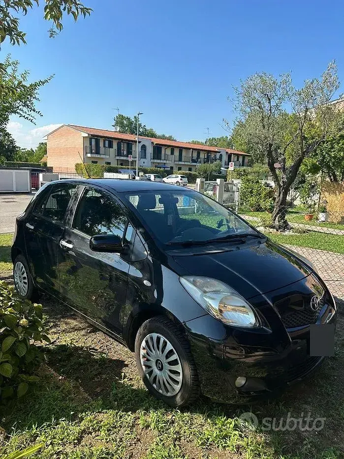 Usata Toyota Yaris Sol 69 CV (50 kW) 2010 Nero Utilitaria