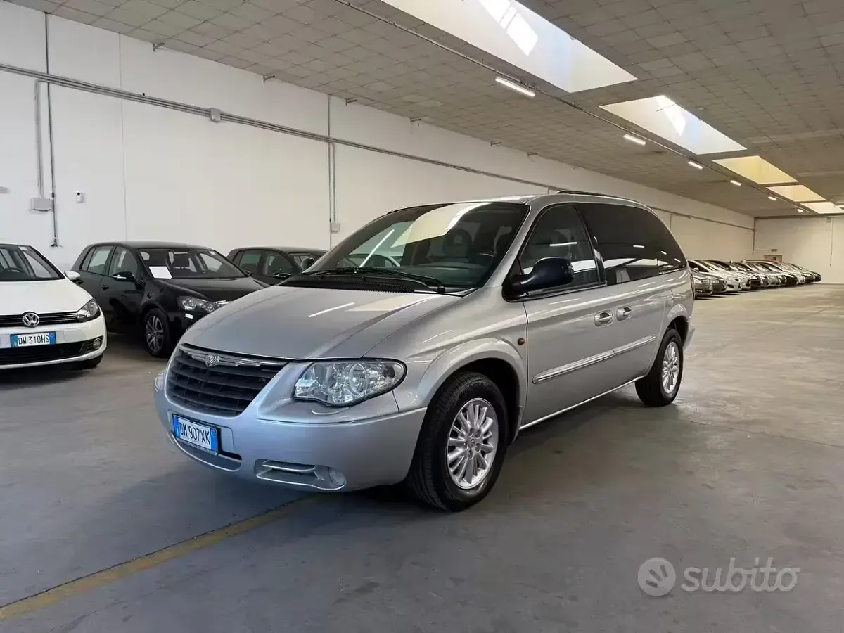 Usata Chrysler Voyager 150 CV (110 kW) 2008 Grigio Monovolume