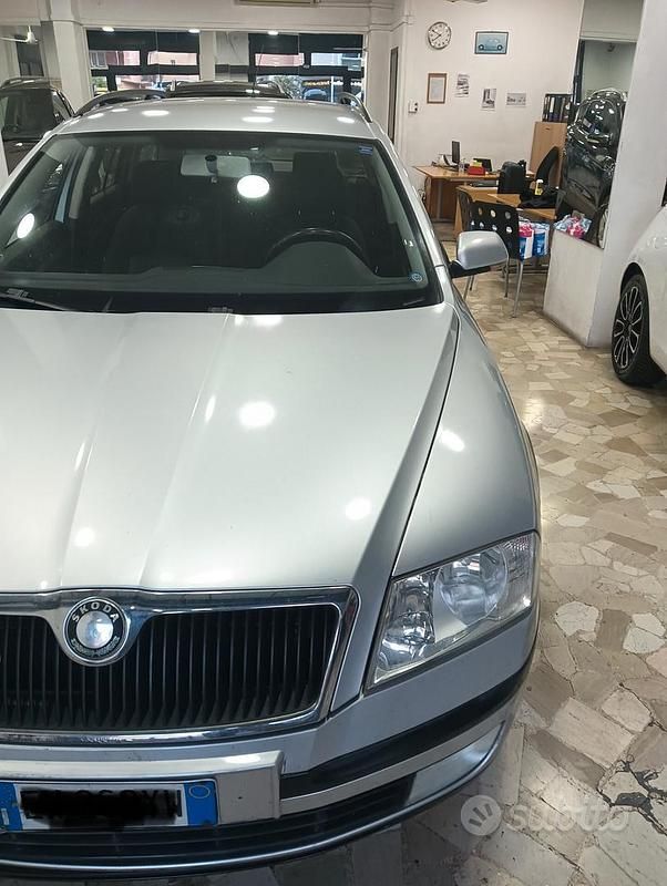 Argento Usata 2009 Skoda Octavia Ambition Station wagon | 4600 € (Buon prezzo) - Immagine 1/4