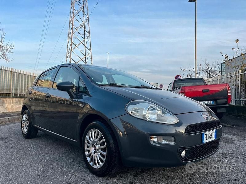 Grigio Usata 2016 Fiat Punto Tre volumi | 4850 € (Ottimo prezzo) - Immagine 1/4