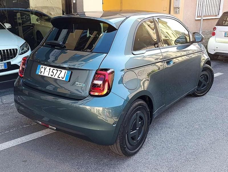 Nuova Fiat 500e 42 kW (58 CV) 2025 Verde scuro met Utilitaria