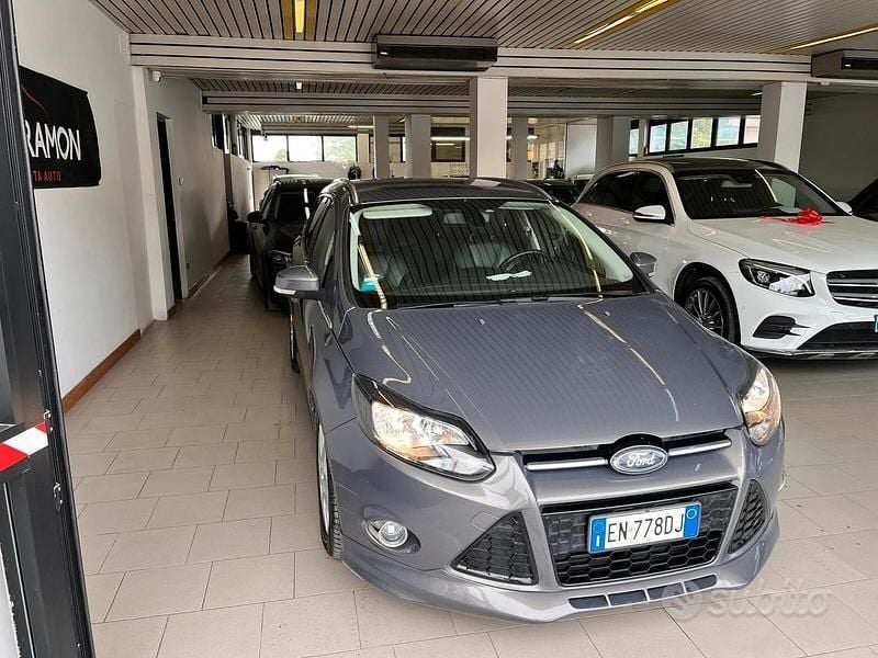Usata Ford Focus Individual 163 CV (119 kW) 2012 Blu Berlina