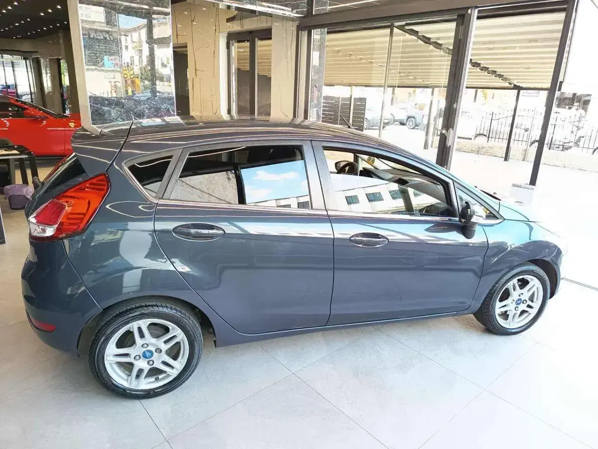 Usata Ford Fiesta 75 CV (55 kW) 2013 Blu Berlina