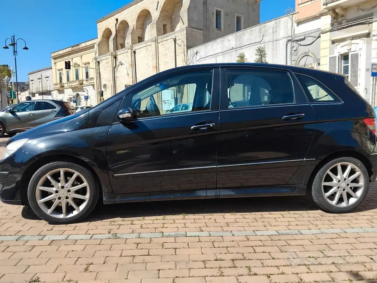 Usata Mercedes B180 109 CV (80 kW) 2008 Nero Monovolume