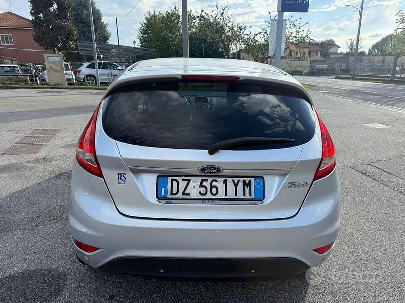 Usata Ford Fiesta 82 CV (60 kW) 2010 Grigio Berlina