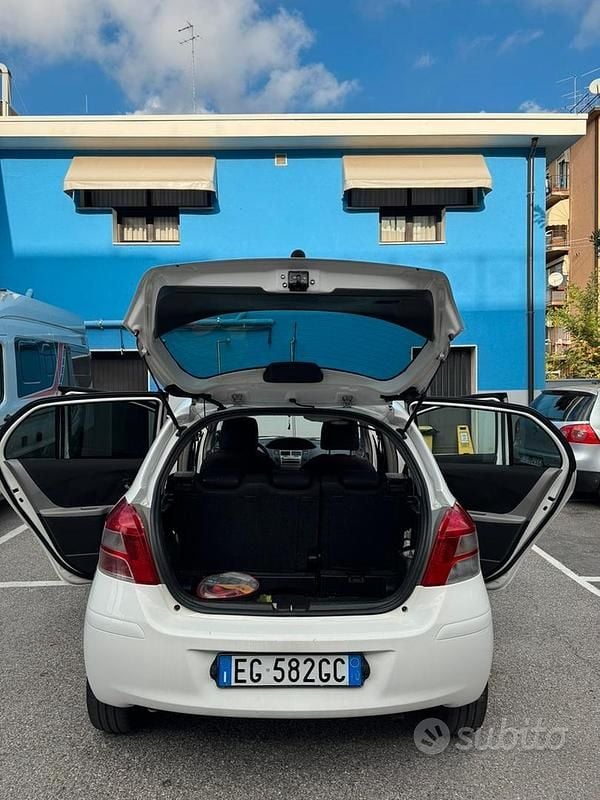 Usata Toyota Yaris Edition 90 CV (66 kW) 2011 Bianco Berlina