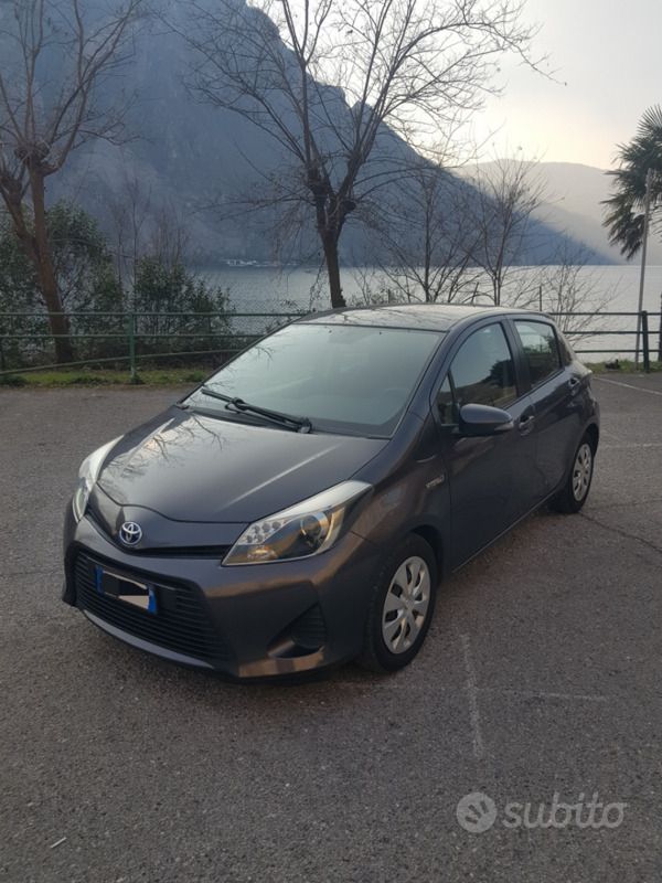 Grigio Usata 2014 Toyota Yaris Hybrid Tre volumi | 7800 € (Buon prezzo) - Immagine 1/4