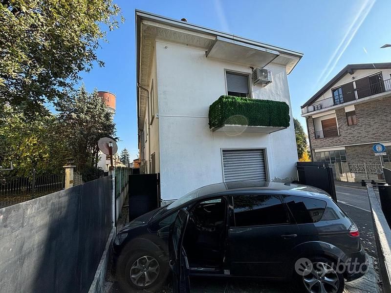 Grigio Usata 2006 Ford S-MAX S Monovolume | 3500 € (Cara) - Immagine 1/3