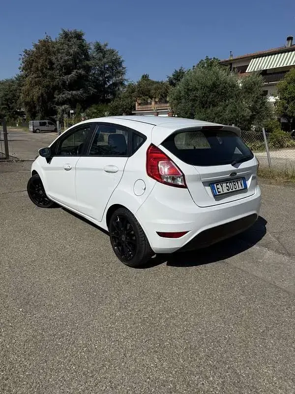 Usata Ford Fiesta Business Edition 75 CV (55 kW) 2015 Bianco Utilitaria