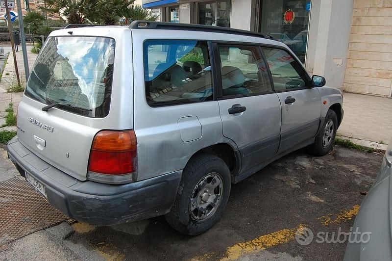 Usata Subaru Forester 122 CV (89 kW) 1998 Grigio SUV