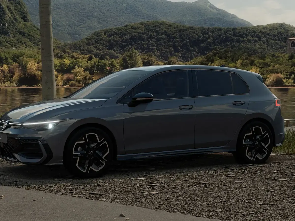 Nuova VW Golf VIII R-line Plus 150 CV (110 kW) 2026 Dolphin grey metallizzato Berlina