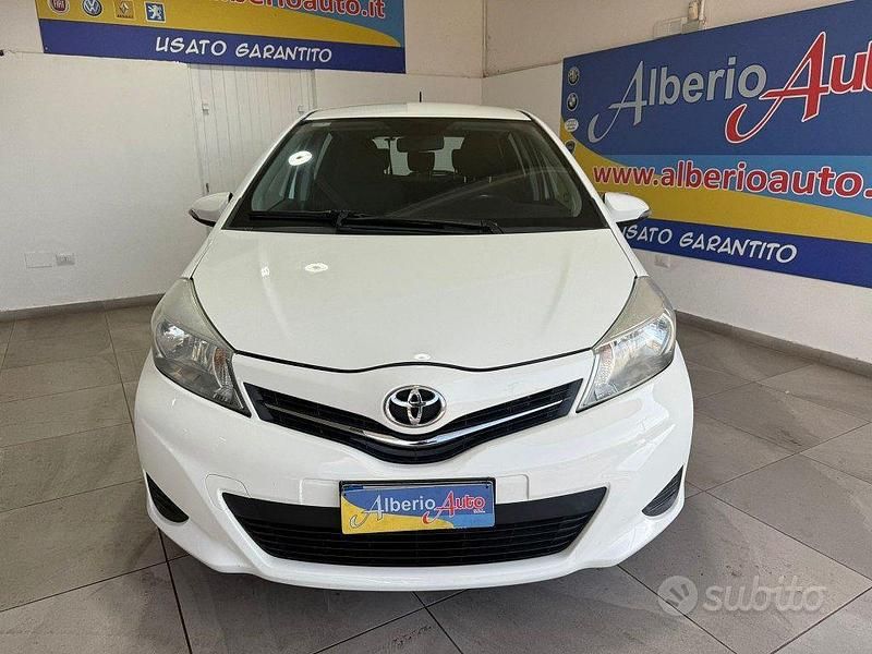 Usata Toyota Yaris Lounge 69 CV (50 kW) 2012 Bianco Berlina