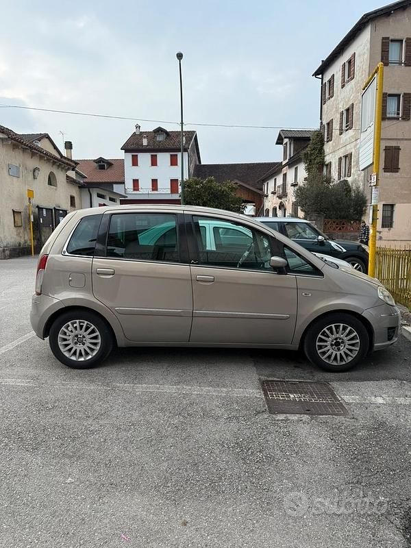 Usata Lancia Musa 90 CV (66 kW) 2007 Oro Monovolume