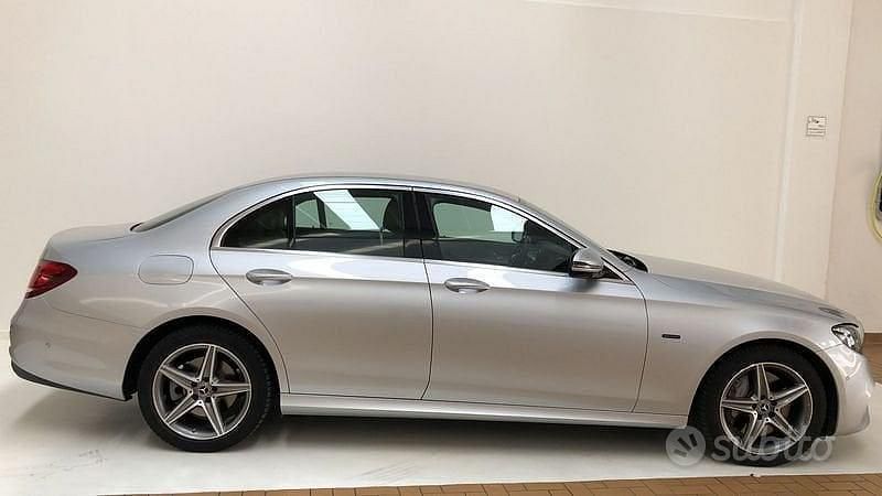 Grigio Usata 2020 Mercedes E300 Premium Tre volumi | 38.500 € (Cara) - Immagine 1/4