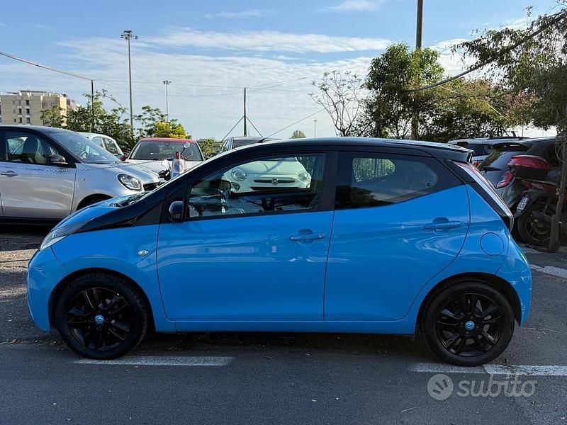 Usata Toyota Aygo X-play 69 CV (50 kW) 2015 Blu Utilitaria