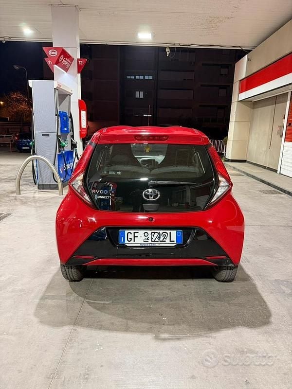 Usata Toyota Aygo 72 CV (52 kW) 2021 Rosso Utilitaria