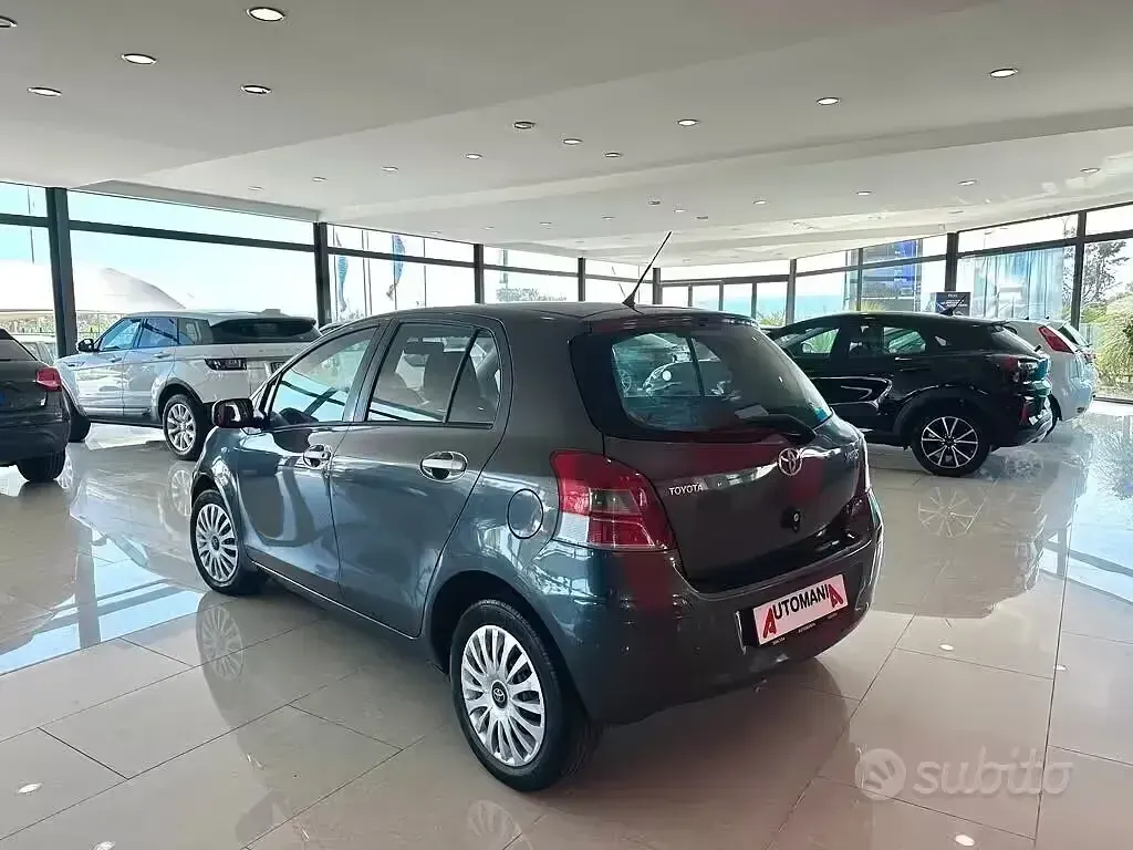 Usata Toyota Yaris Sol 90 CV (66 kW) 2010 Grigio Utilitaria