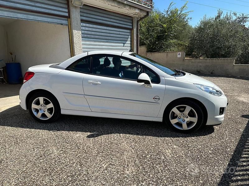 Bianco Usata 2011 Peugeot 207 CC Cabrio | 4500 € (Buon prezzo) - Immagine 1/4