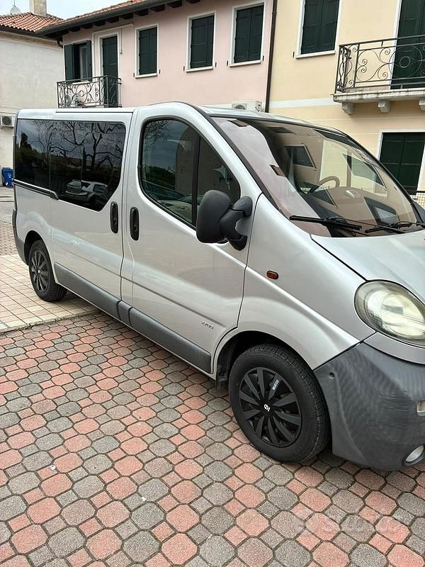 Usata Opel Vivaro 2003 Grigio Monovolume