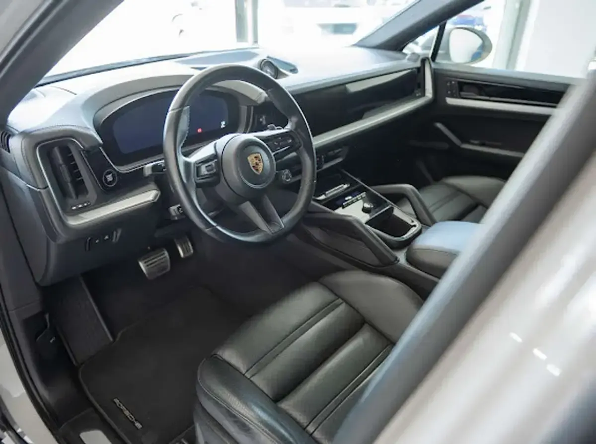 Usata Porsche Cayenne 475 CV (349 kW) 2024 Grigio gesso SUV