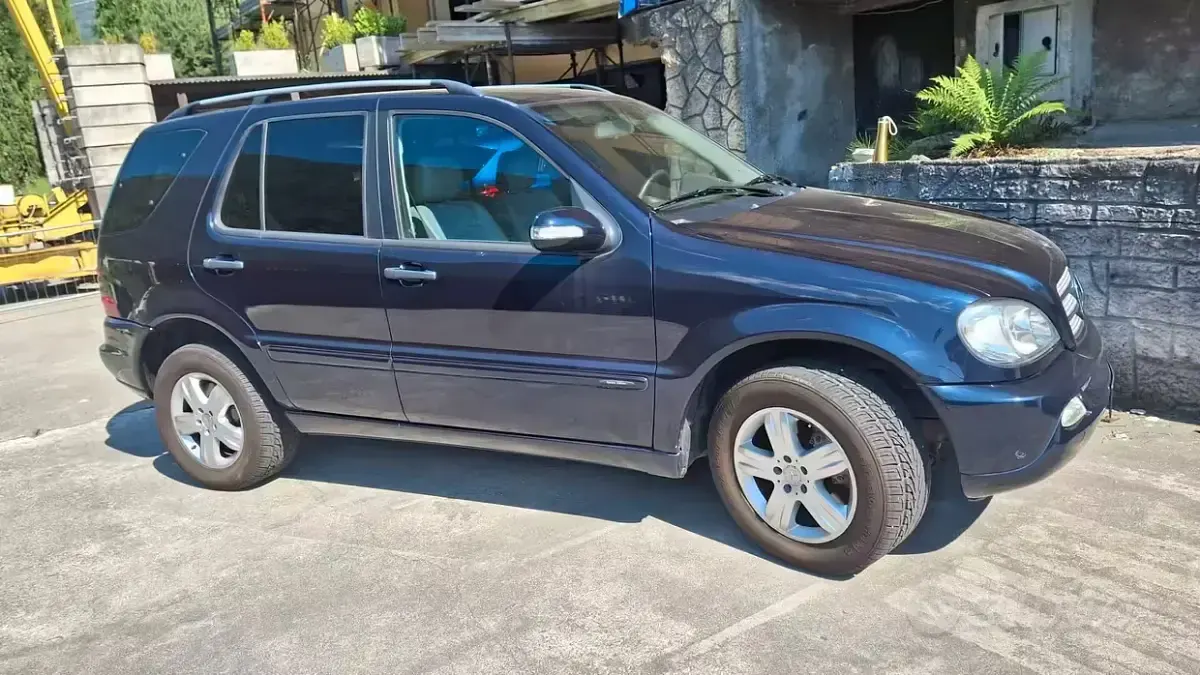 Usata Mercedes ML270 250 CV (183 kW) 2003 Blu SUV
