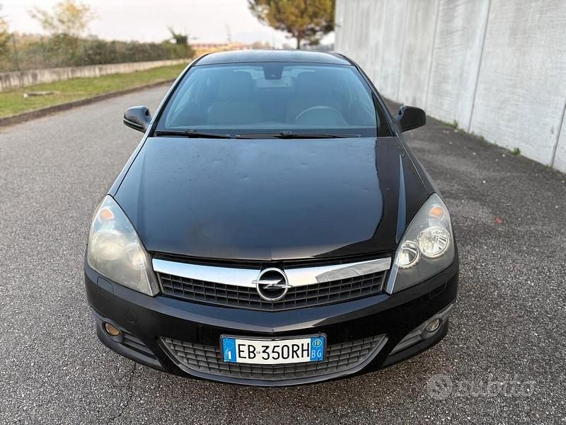 Usata Opel Astra GTC 110 CV (80 kW) 2010 Nero Berlina