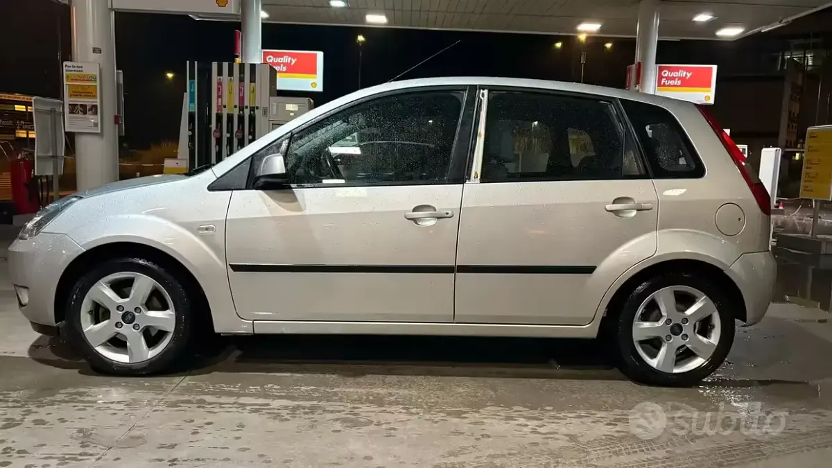 Usata Ford Fiesta 75 CV (55 kW) 2005 Grigio Utilitaria