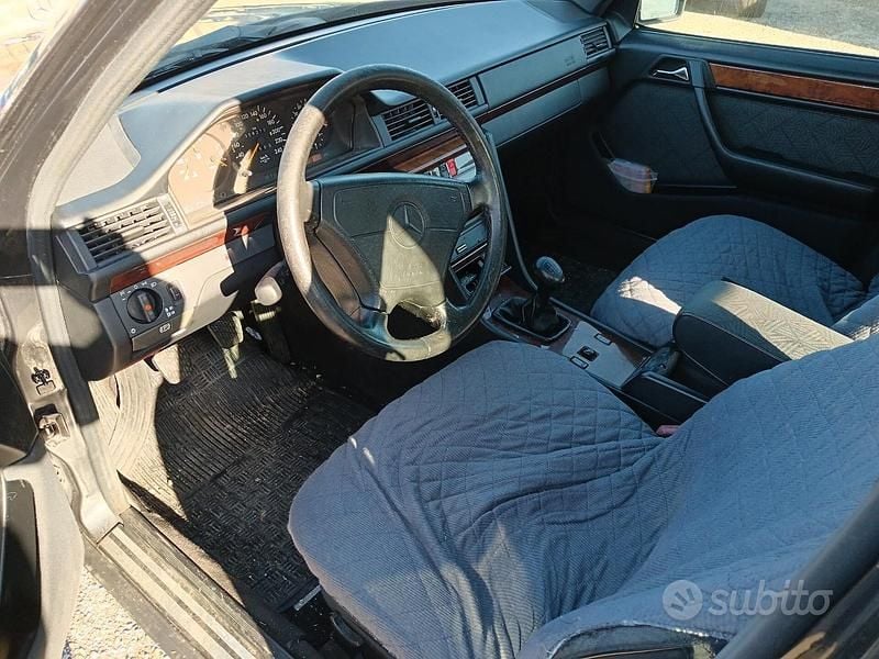 Usata Mercedes 200 135 CV (99 kW) 1995 Grigio Berlina