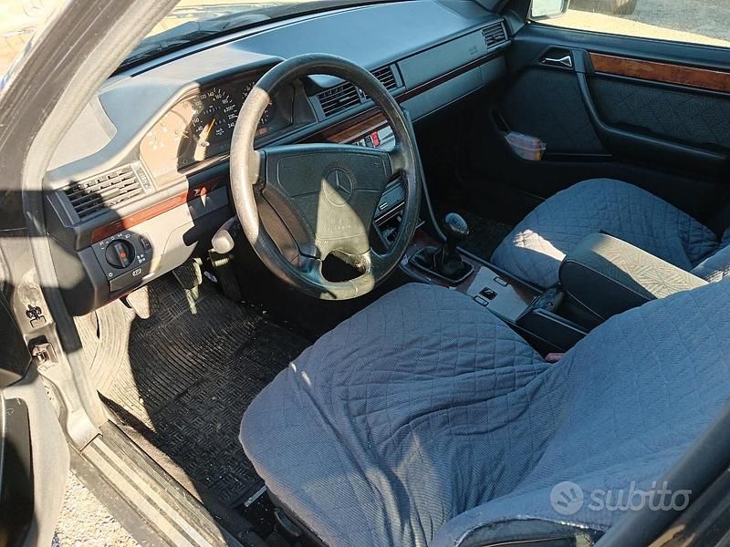 Begagnad Mercedes 200 136 HK (100 kW) 1995 Grå Sedan