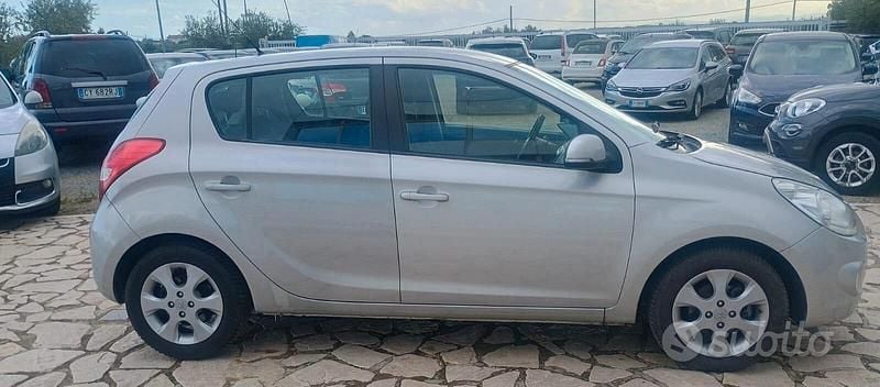 Usata Hyundai i20 Edition 75 CV (55 kW) 2011 Grigio Berlina