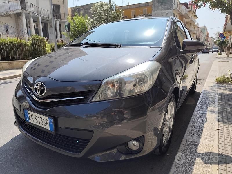 Usata Toyota Yaris 90 CV (66 kW) 2011 Grigio Utilitaria