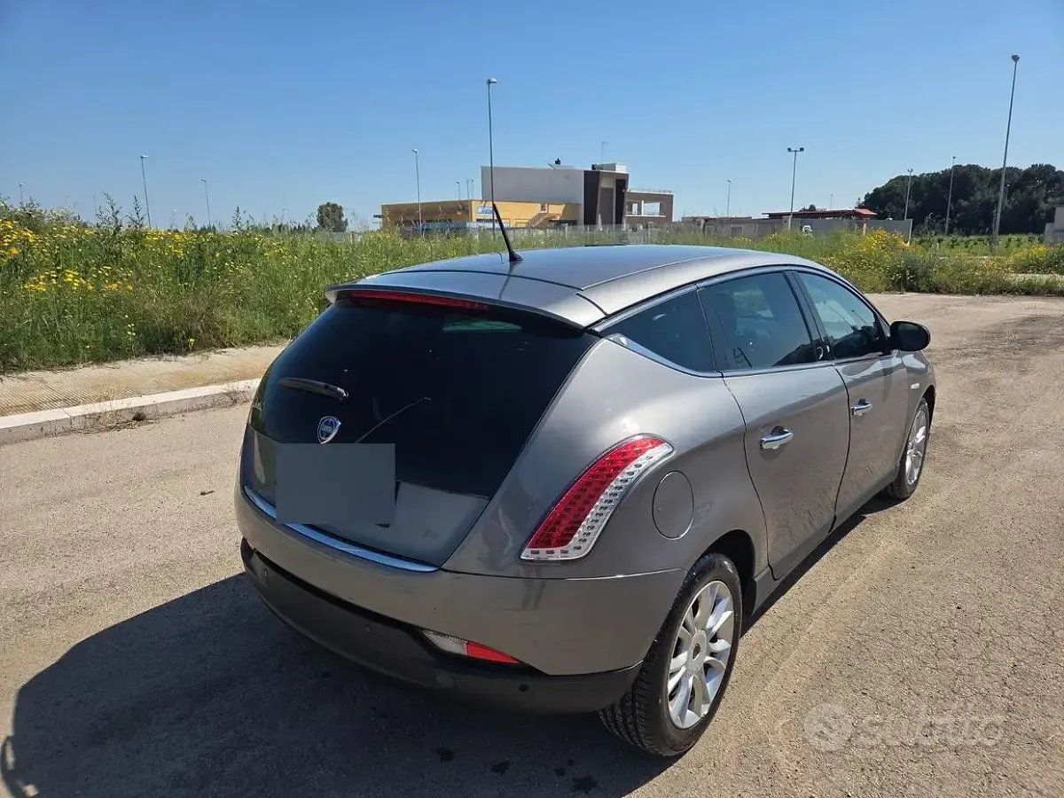 Usata Lancia Delta 120 CV (88 kW) 2011 Grigio Utilitaria