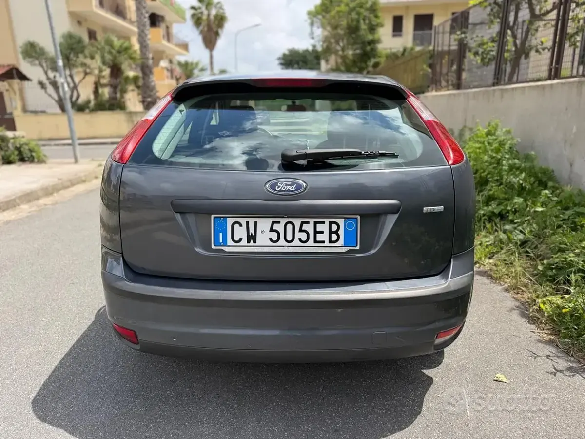 Usata Ford Focus 109 CV (80 kW) 2005 Grigio Berlina