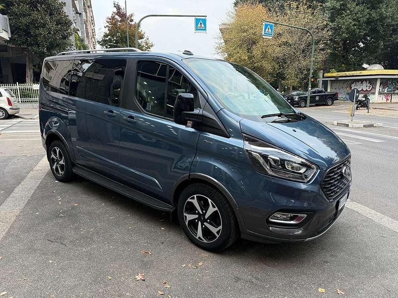 Usata Ford Tourneo Active 185 CV (136 kW) 2021 Blu/azzurro Monovolume