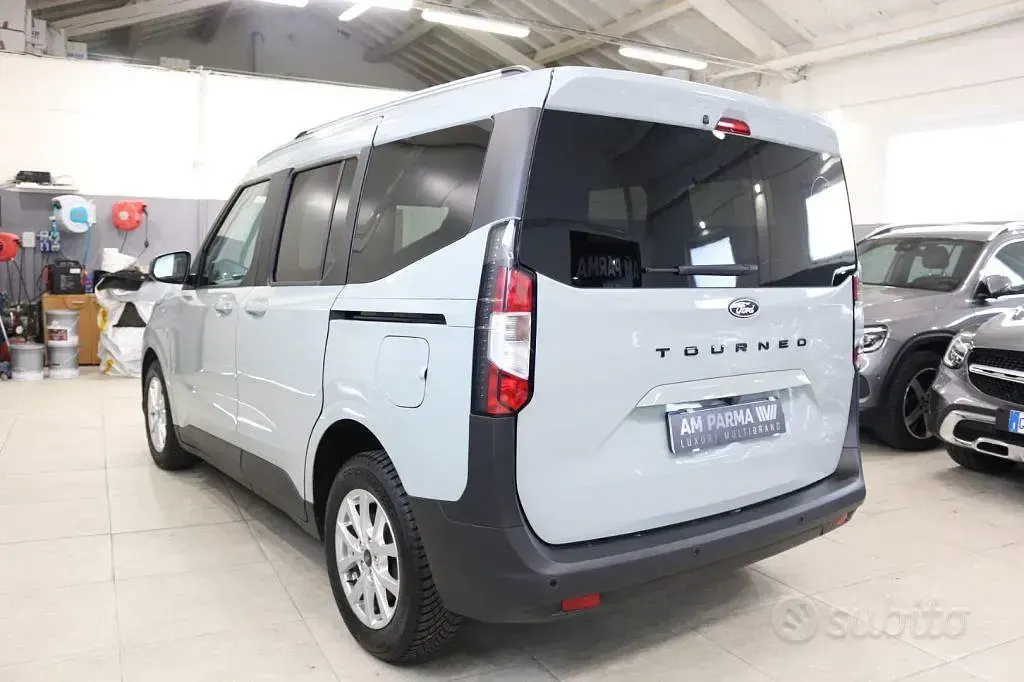 Usata Ford Tourneo Courier Titanium 125 CV (91 kW) 2024 Grigio Monovolume