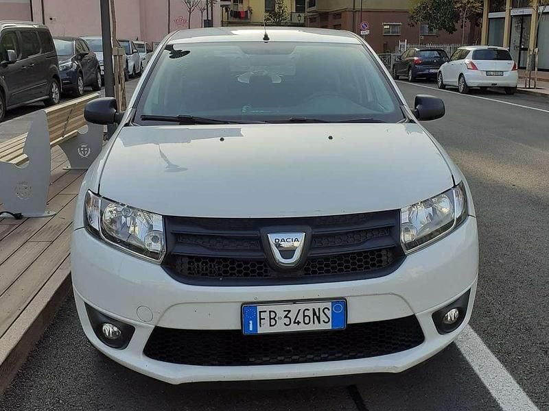 Bianco Usata 2015 Dacia Sandero Lauréate Due volumi | 5200 € (Ottimo prezzo) - Immagine 1/4